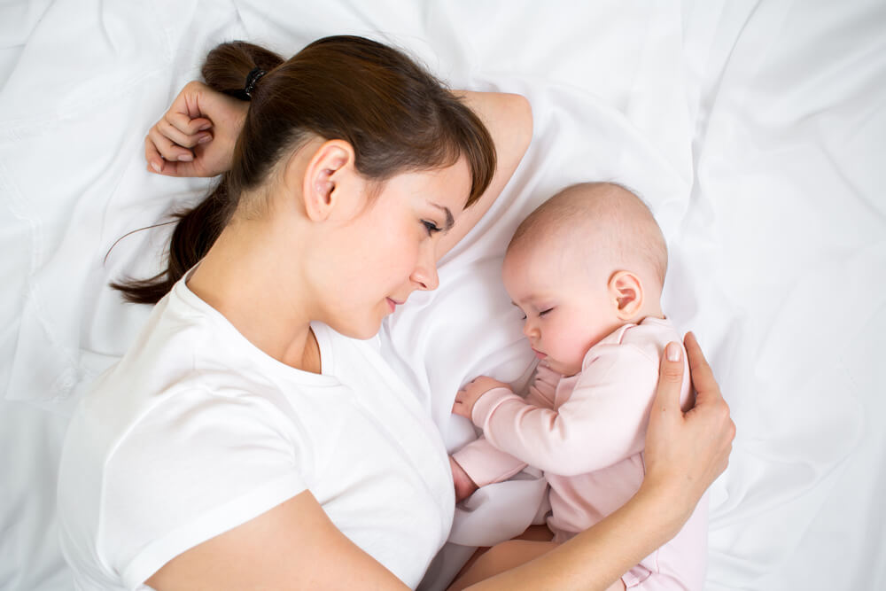 bebe y mama dormido
